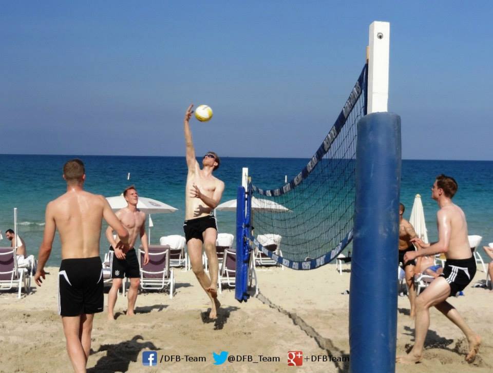 DFB-Team beim Beachvolleyball; Fußball kann so sexy sein