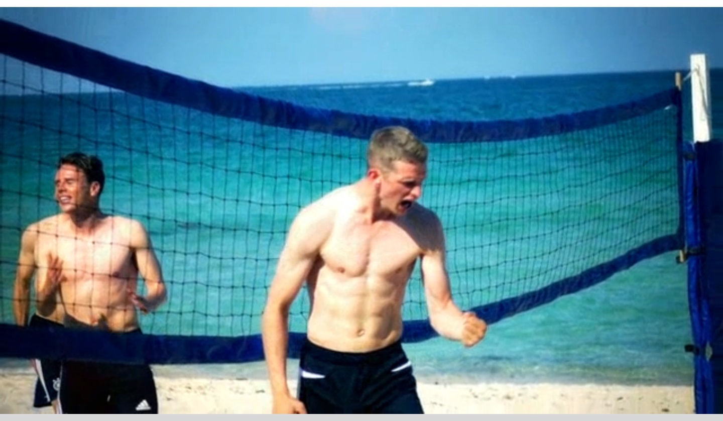 Video-Screenshot von Fußballspieler oberkörperfrei am Strand; Fußball kann so sexy sein